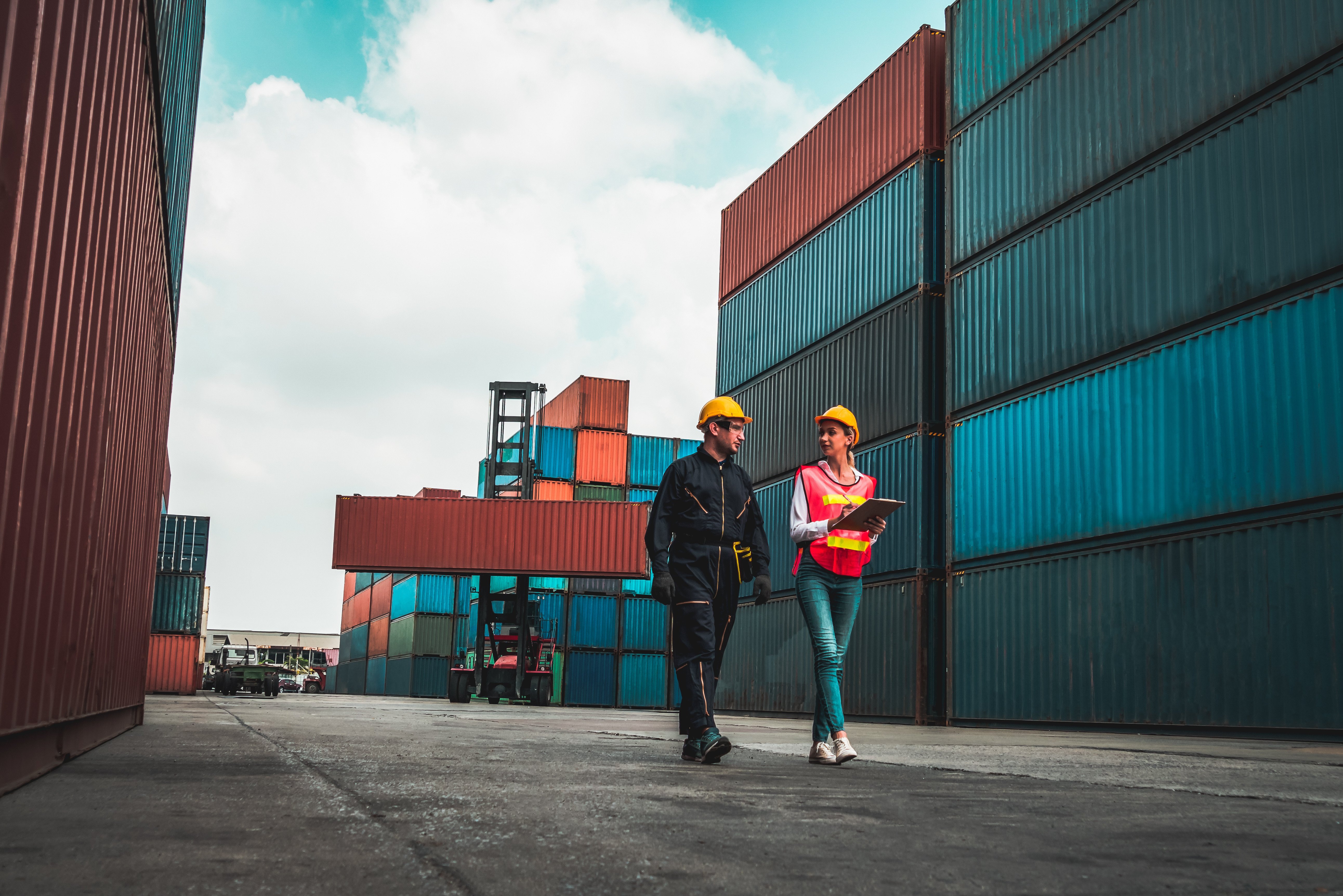 drayage port workers looking at a computer